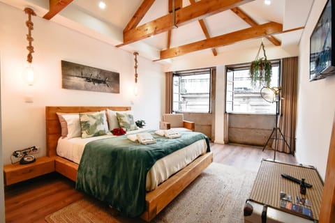 Bed, TV and multimedia, Bedroom, towels