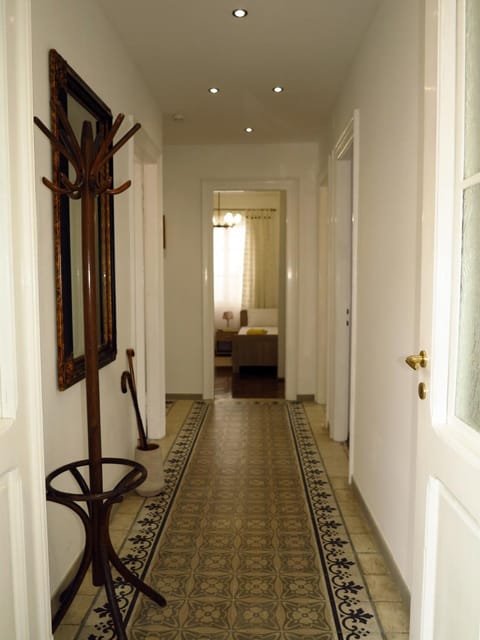 Photo of the whole room, Area and facilities