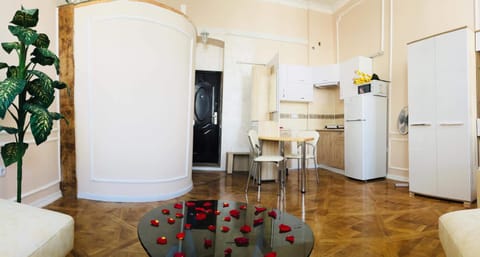 Photo of the whole room, Decorative detail