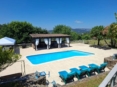 BBQ facilities, Dining area, Swimming pool, sunbed