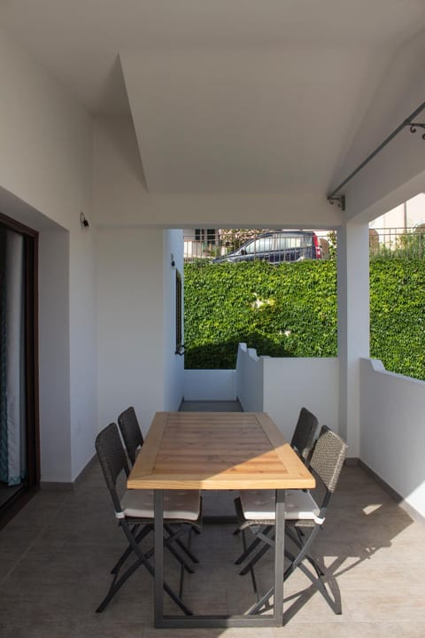 Patio, Spring, Summer, Garden, Garden, Balcony/Terrace, Dining area, Parking