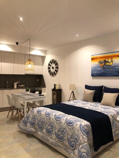 Coffee/tea facilities, Kitchen or kitchenette, Dining area, Bedroom