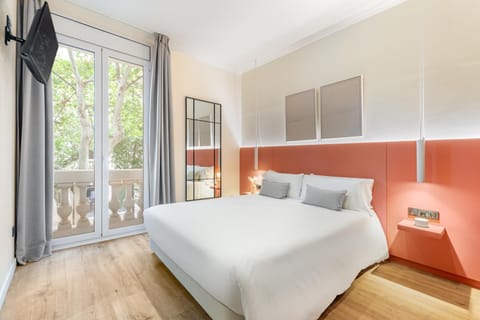 Bed, TV and multimedia, Bedroom
