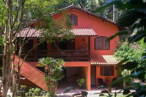 Casa em penedo com cachoeira House in State of Rio de Janeiro