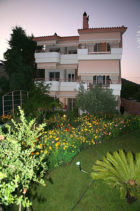 Over Sea Rooms & Villas Apartment hotel in Euboea