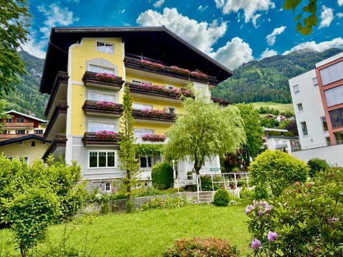 Property building, Spring, Day, Natural landscape, Summer, Garden, Balcony/Terrace, Garden view, Mountain view, Area and facilities