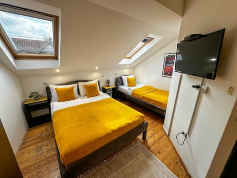 Bed, TV and multimedia, Bedroom