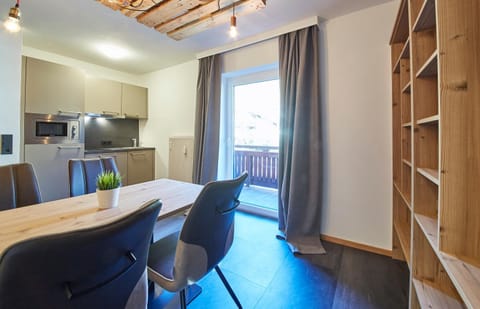 Kitchen or kitchenette, Living room, Seating area, Dining area