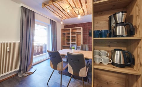 Decorative detail, Seating area, Dining area