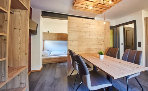 Seating area, Dining area, bunk bed