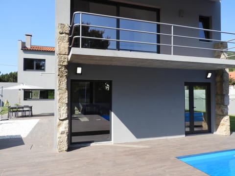 Property building, Patio, Balcony/Terrace, Swimming pool