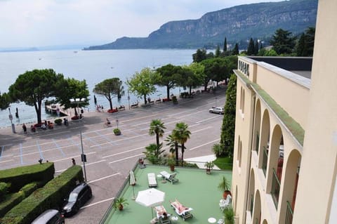 Facade/entrance, Area and facilities