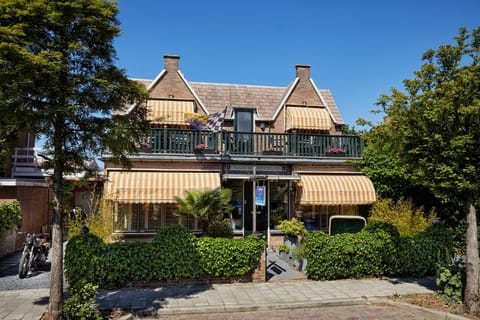 Facade/entrance, Garden, Balcony/Terrace, Garden view, Street view