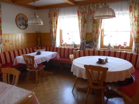 Restaurant/places to eat, Decorative detail, Continental breakfast