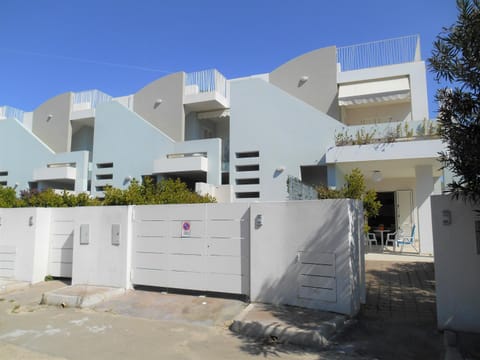 Property building, Facade/entrance, Day