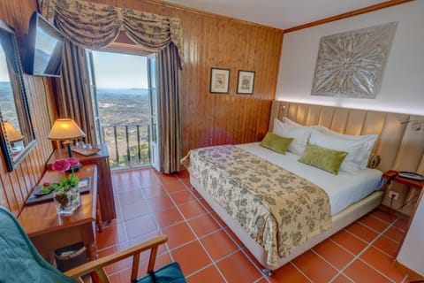 Bed, Natural landscape, TV and multimedia, View (from property/room), Photo of the whole room, Bedroom