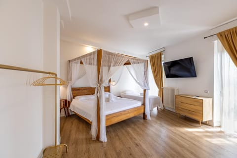 Bed, TV and multimedia, Photo of the whole room, Bedroom