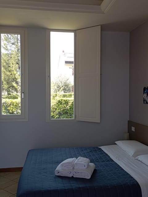 Bed, View (from property/room), Bedroom, Garden view