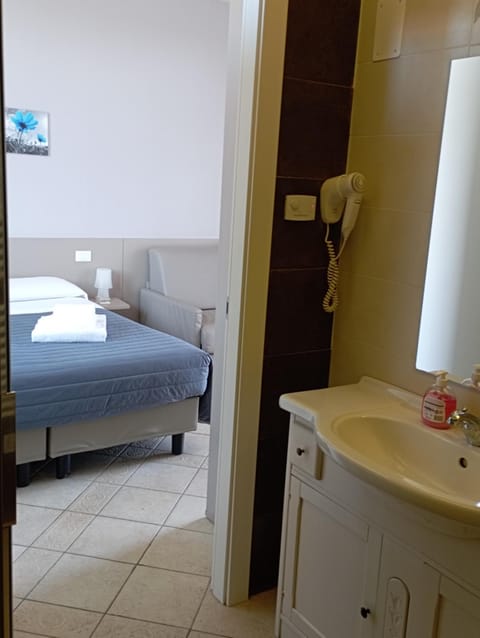 Bed, Bathroom, Photo of the whole room, Bedroom