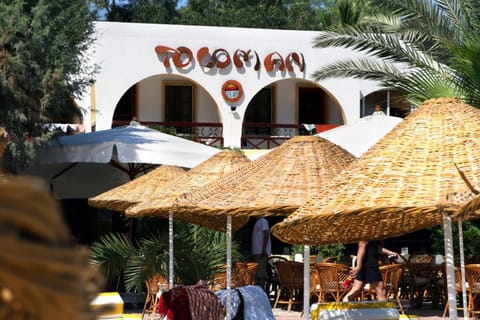 Restaurant/places to eat, Facade/entrance, Beach