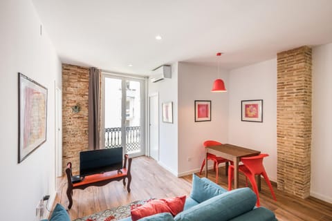 TV and multimedia, Living room, Seating area, Dining area