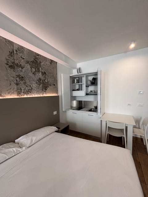 Bed, Kitchen or kitchenette, Living room, Photo of the whole room, Bedroom