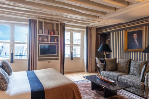 Communal lounge/ TV room, Bed, TV and multimedia, Living room, Photo of the whole room, Seating area, Bedroom, City view