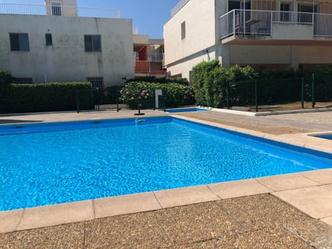 Property building, Spring, Day, On site, Swimming pool, Swimming pool