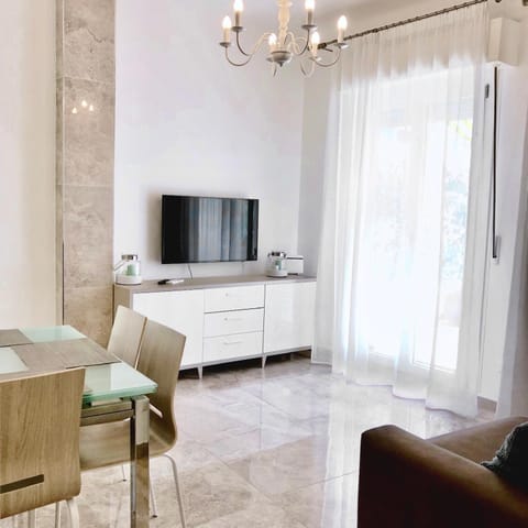 Bed, Day, TV and multimedia, Balcony/Terrace, Living room, Photo of the whole room, Decorative detail, Decorative detail, Seating area, Dining area, Area and facilities, Area and facilities, furniture, air conditioner