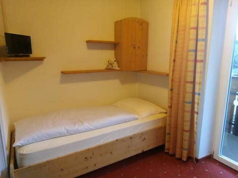Bed, TV and multimedia, Bedroom