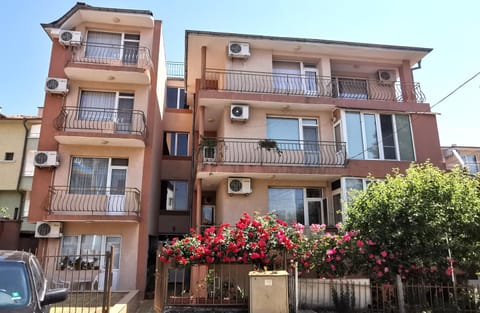 Property building, Day, View (from property/room), Balcony/Terrace