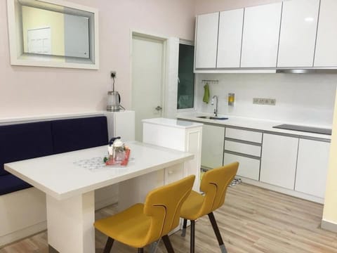 Coffee/tea facilities, Kitchen or kitchenette, Living room, Dining area