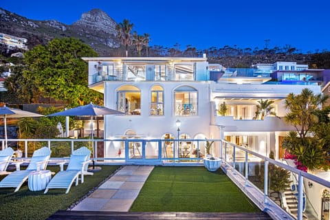 Property building, Patio, Spring, Day, Neighbourhood, Natural landscape, Activities, Bird's eye view, Winter, Summer, View (from property/room), Balcony/Terrace, Seating area, Autumn, City view, Mountain view, Area and facilities, Seasons, Time of day, Location, group of guests, sunbed