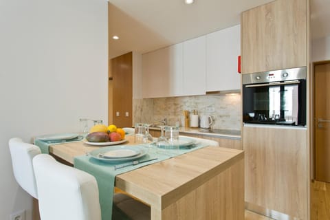 Kitchen or kitchenette, Food and drinks, Dining area
