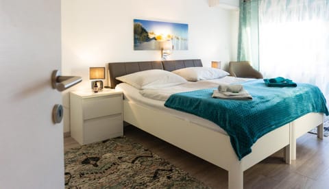 Bed, Photo of the whole room, Bedroom, towels