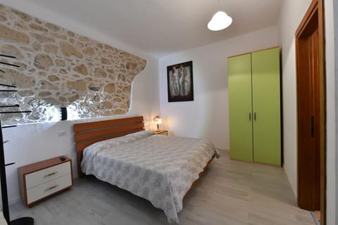 Photo of the whole room, Bedroom, wardrobe