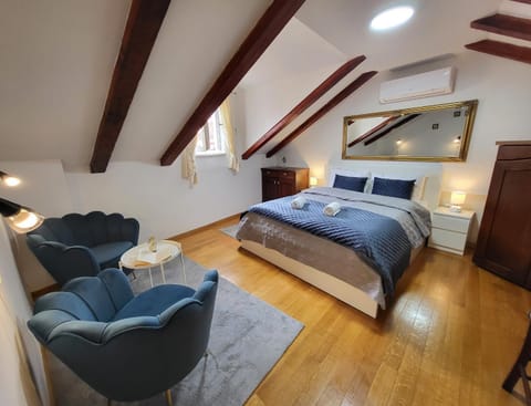 Bed, Photo of the whole room, Decorative detail, Seating area, Bedroom