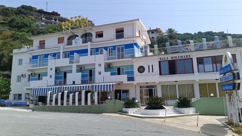 Property building, Facade/entrance, Natural landscape, Lobby or reception, Sea view, Parking