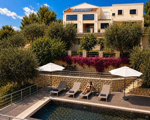 Property building, Natural landscape, Garden, Swimming pool, sunbed