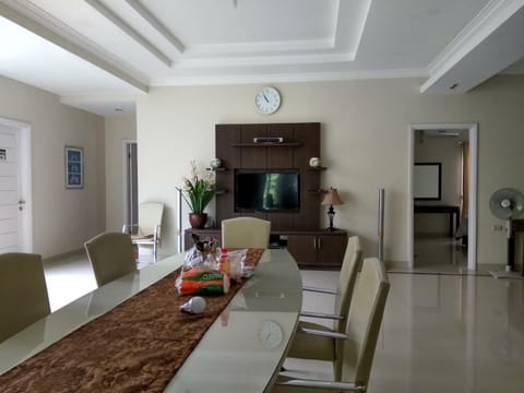 Communal lounge/ TV room, Living room, Banquet/Function facilities, Dining area, On site