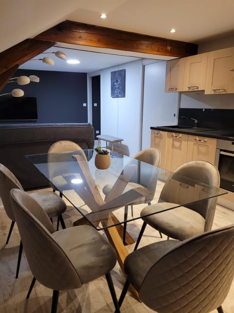 Kitchen or kitchenette, Living room, Seating area, Dining area, pet friendly, stove, air conditioner