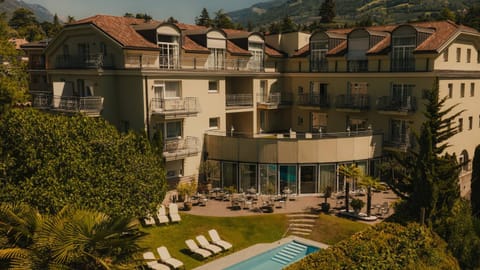 Property building, Garden, Swimming pool