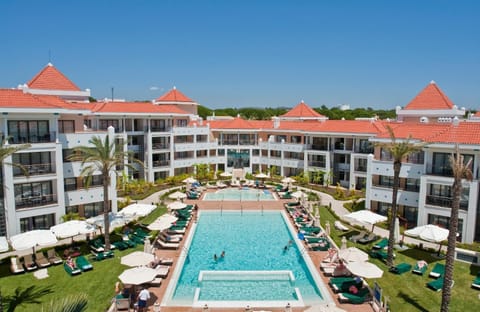 Property building, Spring, Day, People, Summer, Pool view, Swimming pool, children, group of guests, Family, sunbed