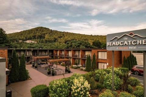 Property building, Day, Natural landscape, Logo/Certificate/Sign, Mountain view