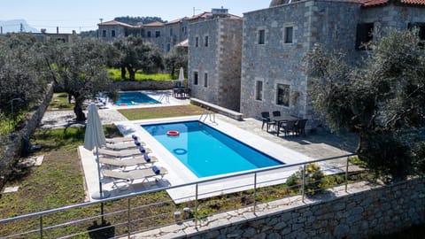 Property building, Spring, Day, Natural landscape, Pool view, Swimming pool, Location, Parking, sunbed