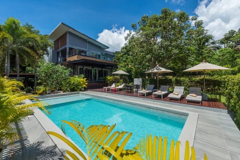 Property building, Patio, Day, Pool view, Swimming pool, sunbed