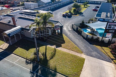 Property building, Swimming pool, Location, Parking