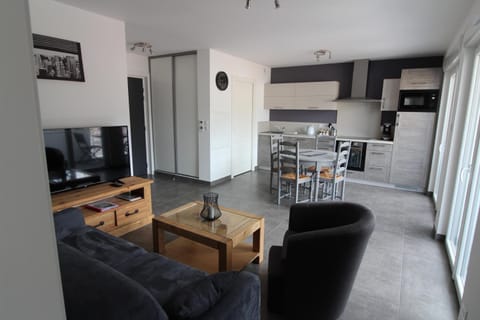 Kitchen or kitchenette, Seating area, Dining area