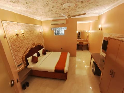 Bed, TV and multimedia, Bedroom, wardrobe