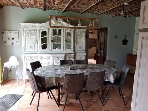 Coffee/tea facilities, Kitchen or kitchenette, Decorative detail, Decorative detail, Dining area, Garden view, Garden view